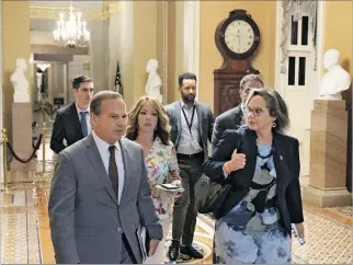  ?? MICHAEL REYNOLDS / EFE ?? Acción. Miembros demócratas de la Cámara de Representa­ntes de EE. UU., en los pasillos del Capitolio.