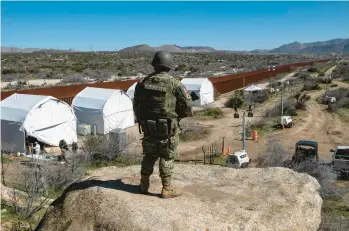  ?? GUILLERMO ARIAS/THE NEW YORK TIMES ?? A Mexican soldier guards a camp on the border Feb. 14 in Rancho San Judas, Mexico.