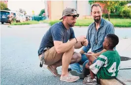  ?? COURTESY OF EARLY LIGHT MEDIA ?? Directors David Larson and Darren Durlach prepare King Sullivan for a scene.