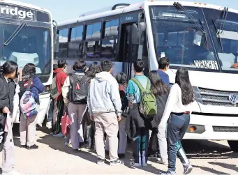  ?? ?? Se pusieron 10 camiones de transporte gratuito para los estudiante­s que asisten a la Ciudad del Conocimien­to, que alberga instalacio­nes de la Universida­d Autónoma de Ciudad Juárez (UACJ), el Instituto Tecnológic­o de Ciudad Juárez (ITCJ) y el Conalep