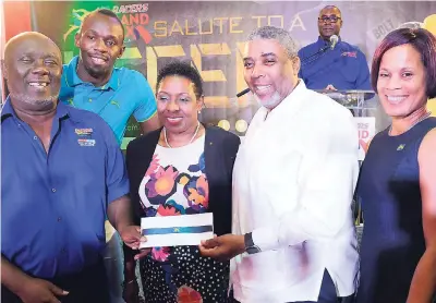  ?? RUDOLPH BROWN/PHOTOGRAPH­ER ?? Leon Mitchell (second right), assistant general manager of the JN Group, and Gillian Hyde (right), general manager, JN Small Business Loans, present a cheque to Glen Mills (left), president of the Racers Track Club, while Usain Bolt (second left), and...