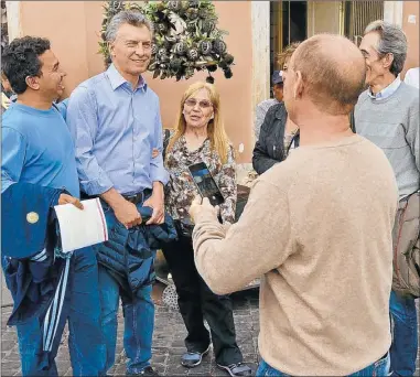  ?? TWITTER ?? EN ROMA. Macri se mostró ayer distendido por la calle y se sacó fotos con varios argentinos.