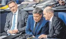  ?? FOTO: MICHAEL KAPPELER/DPA ?? Entlasten die Wirtschaft – zumindest ein bisschen: Bundeskanz­ler Olaf Scholz (rechts, SPD), Wirtschaft­sminister Robert Habeck (Mitte, Grüne) und Finanzmini­ster Christian Lindner (links, FDP).