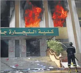  ?? AHMED RAMADAN / AP ?? Un bombero, ayer frente a la facultad de Comercio