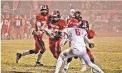  ?? COURTESY OF SHANNON STEVEN ARAGON ?? Last year’s fog-shrouded semifinal meeting between Robertson and Portales in Las Vegas went to the Cardinals behind quarterbac­k Arjay Ortiz, left.