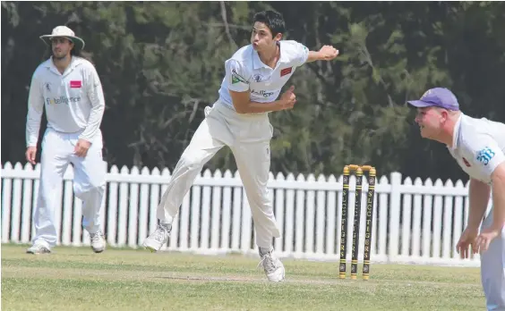  ?? Picture: Mike Batterham ?? Palm Beach Currumbin off-spinner Ben Davis took 3-3 to help avert an upset loss to Southport Labrador.