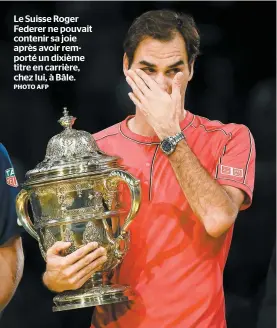  ??  ?? Le Suisse Roger Federer ne pouvait contenir sa joie après avoir remporté un dixième titre en carrière, chez lui, à Bâle.