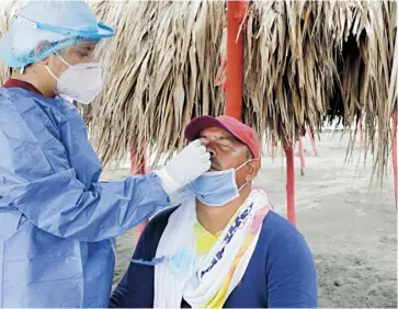  ?? Archivo ?? Personal de la salud realiza toma de muestra de coronaviru­s a un hombre.