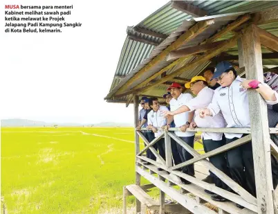  ??  ?? MUSA bersama para menteri Kabinet melihat sawah padi ketika melawat ke Projek Jelapang Padi Kampung Sangkir di Kota Belud, kelmarin.