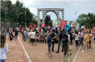  ??  ?? In 600 in corteo tra sconforto e paura per un futuro incerto