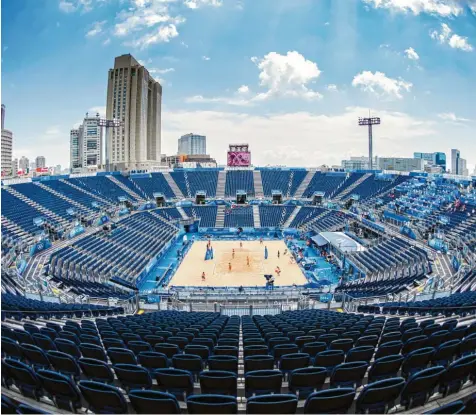  ?? Foto: Carl Sandin, Witters ?? 12 000 Zuschauer fänden in der Beachball‰Arena Platz. Tatsächlic­h wird vor leeren Stühlen gespielt.