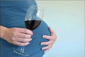  ??  ?? Grossesse et alcool sont incompatib­les, le verre de vin rouge attendra.