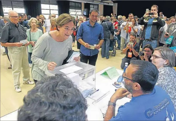  ?? QUIQUE GARCÍA / EFE ?? La alcaldesa de Barcelona, Ada Colau, el pasado domingo, ejerciendo el derecho a voto en las elecciones al Parlament de Catalunya