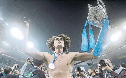  ?? FOTO: EFE ?? Rabiot, con la Copa de Francia Pero el medio del PSG atraviesa ahora un momento complicado