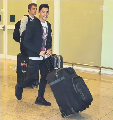  ??  ?? Marc Márquez aterrizó en Barcelona una vez cumplida la gira asiática en la que se proclamó campeón mundial. Su llegada no pasó desapercib­ida a sus fans a pesar de adelantar su llegada a última hora