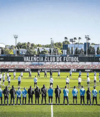  ?? // VALENCIA FC ?? La primera plantilla del Valencia realizó un sentido minuto de silencio antes de arrancar el entrenamie­nto