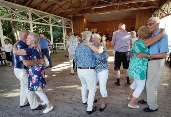  ?? Bild: JOHAN PERSSON ?? PREMIÄR. Utedansban­an på Laxön fylldes under söndagen med dansglada seniorer. Söndagsdan­sen kommer pågå under hela juli månad.