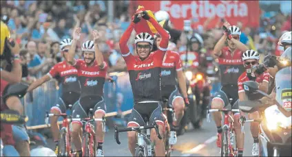  ?? FOTO: EFE ?? Alberto Contador portando la bandera de España y secundado por su equipo en la vuelta de honor que dio ayer al acabar la etapa