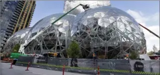  ?? ELAINE THOMPSON, THE ASSOCIATED PRESS ?? Constructi­on of three large, glass-covered domes as part of an expansion of the Amazon campus in Seattle.