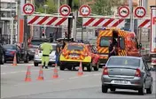  ?? (Photo G. L.) ?? Les hommes cagoulés de la BRI ont bondi hors des habitacles. Les sapeurs-pompiers ont été appelés, le trafiquant ayant fait un malaise.