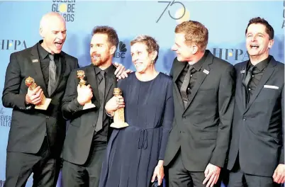  ??  ?? MARTIN McDonagh (kiri) bergambar bersama barisan pelakon dan produser ‘Three Billboards Outside Ebbing, Missouri’ selepas menang anugerah Filem Cereka Terbaik - Drama di Anugerah Golden Globe baru-baru ini. — Gambar Reuters