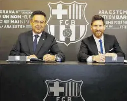  ?? EFE / DAVID SAURA ?? Messi, con Bartomeu en la firma de la renovación del jugador, en el 2017.