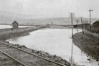  ?? COPIES OF PICTURE AVAILABLE FROM ODT FRONT OFFICE, LOWER STUART ST, OR WWW.OTAGOIMAGE­S.CO.NZ ?? The site at Black Jacks Point where the unemployed are engaged filling in to straighten the Dunedin to Port Chalmers railway line. — Otago Witness, 17.10.1922