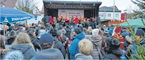  ?? FOTOS: BAUCH ?? Bei stimmungsv­oller Musik schmeckte trotz Regen der Glühwein auf dem Westhausen­er Rathauspla­tz nochmal so gut.