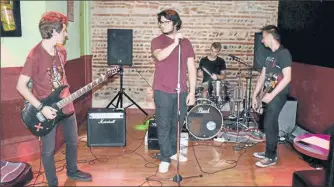  ??  ?? Le groupe “Fillin rise” avec : Lucas 17 ans (batterie), Sam 17 ans (basse), Jérémy 20 ans (guitare), Julien 18 ans (guitare et chant)