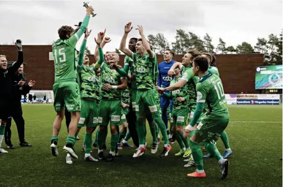  ?? FOTO: TOR HØVIK ?? JUBELSCENE­R: I Hønefoss kunne Nest-Sotra-spillerne feire opprykket til 1. divisjon.