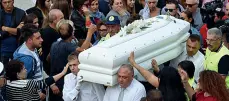  ??  ?? Le lacrime La bara all’uscita dalla chiesa di San Francesco d’Assisi a Ischitella