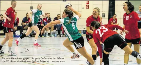  ?? BILD: TINO JELKEN ?? Taten sich schwer gegen die gute Defensive der Gäste: die VfL-II-Handballer­innen (grüne Trikots)