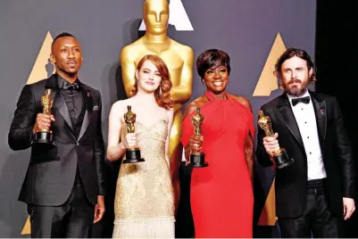  ?? — Gambar AFP ?? PELAKON TERBAIK: (Dari kiri) Mahershala Ali, Emma Stone, Viola Davisor dan Casey Affleck bergambar dengan Oscar masing-masing.