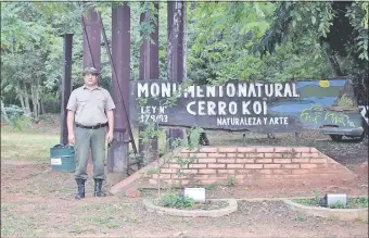  ??  ?? Mílner Calderón, uno de los guardaparq­ues que se encargan del cuidado del monumento natural ubicado en la ciudad del Areguá.