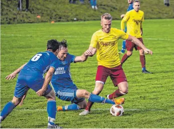  ?? FOTO: FLORIAN WOLF ?? Die überrasche­nde Rückkehr des früheren Spielertra­iners: Marco Mayer (rechts) im Trikot seines Heimatvere­ins SV Beuren.