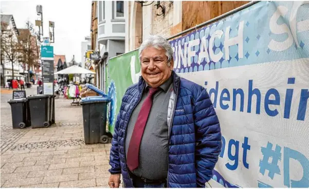  ?? Foto: Rudi Penk ?? Charles Simon, Sprecher der Heidenheim­er Händler, versteht nicht, warum das Elmar-doch-haus noch immer mit einem Bauzaun gesichert ist. Er sieht eine gastronomi­sche Lösung skeptisch.