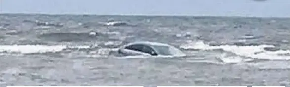  ?? Main picture: Peter Searle ?? ● Danish Yousuf (above) and friends battle to save their car from the incoming tide at Ainsdale beach