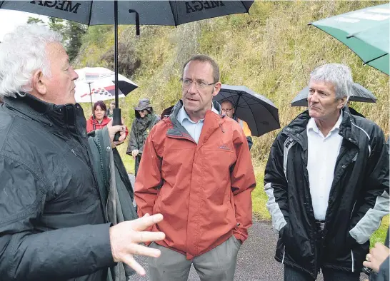  ?? Picture / Greymouth Star ?? Andrew Little and West Coast-Tasman MP Damien O'Connor (right) talk to Bernie Monk at the Pike River picket yesterday.