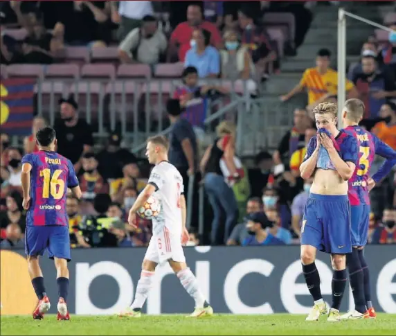  ??  ?? La desesperac­ión de los jugadores del Barcelona ante uno de los goles del Bayern de Múnich.