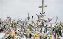  ?? LIAM RICHARDS THE CANADIAN PRESS ?? A makeshift memorial for the fatal bus crash involving the Humboldt Broncos hockey team is seen at the intersecti­on of Highways 35 and 335 near Tisdale.