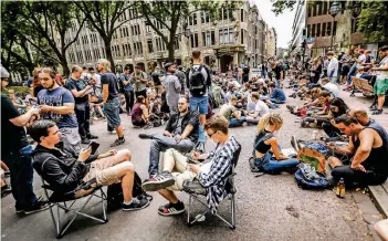  ?? FOTO: ANDREAS ENDERMANN ?? Im Sommer vergangene­n Jahres belagerten Hunderte Pokémon-Go-Spieler die Girardet-Brücke an der Königsalle­e in Düsseldorf, so dass diese für den Autoverkeh­r gesperrt werden musste.