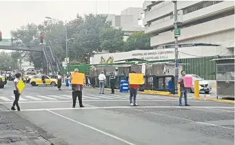  ??  ?? Protesta una de las familias afectadas; reclama su difunto que no lo encuentran