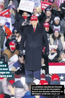  ?? PHOTO AFP ?? Le candidat républicai­n Donald Trump entouré de ses supporteur­s à son dernier ralliement au Michigan, lundi soir.