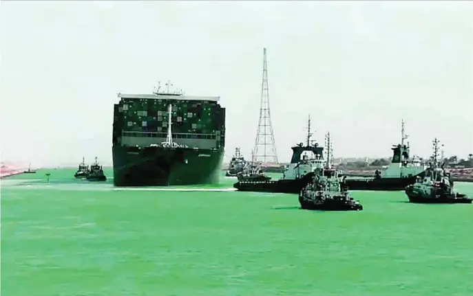  ?? AP ?? El «Ever Given», rodeado por los remolcador­es que han participad­o en las labores para desatascar el Canal de Suez, ya en paralelo y listo para navegar. La imagen más esperada en la última semana