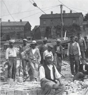  ??  ?? STENHUGGAR­E. Arbetare i stenbrotte­t nedanför Platsarna och Rantzaukli­ppan någon gång under 1910-