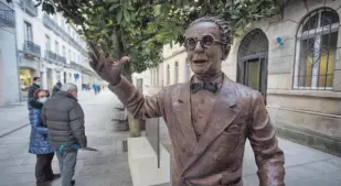  ?? ALBERTO LÓPEZ ?? La estatua de bronce se encuentra frente al Hotel Méndez Núñez.