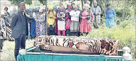  ?? ?? Matsenjwa’s casket being lowered into his final resting place.