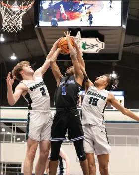  ?? More photos at arkansason­line.com/26sylvanlr/
(Arkansas Democrat-Gazette/Justin Cunningham) ?? Little Rock Christian guard Colin Cooper (left) and center Christian Sanson (right) defend against Sylvan Hills forward Cohl Abernathy on Friday in Little Rock. The Bears won 65-56 to improve to 8-1 in 5A-Central.