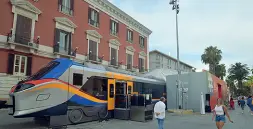  ??  ?? «Pop» Il nuovo treno regionale in piazza Libertà