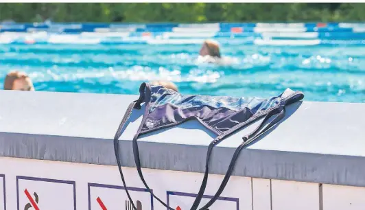  ?? FOTO: ANNETTE RIEDL/ DPA ?? Sollen Frauen im Zuge der Gleichbere­chtigung im Schwimmbad ohne Oberteil baden dürfen, so wie Männer auch Über diese Frage wird derzeit deutschlan­dweit diskutiert.